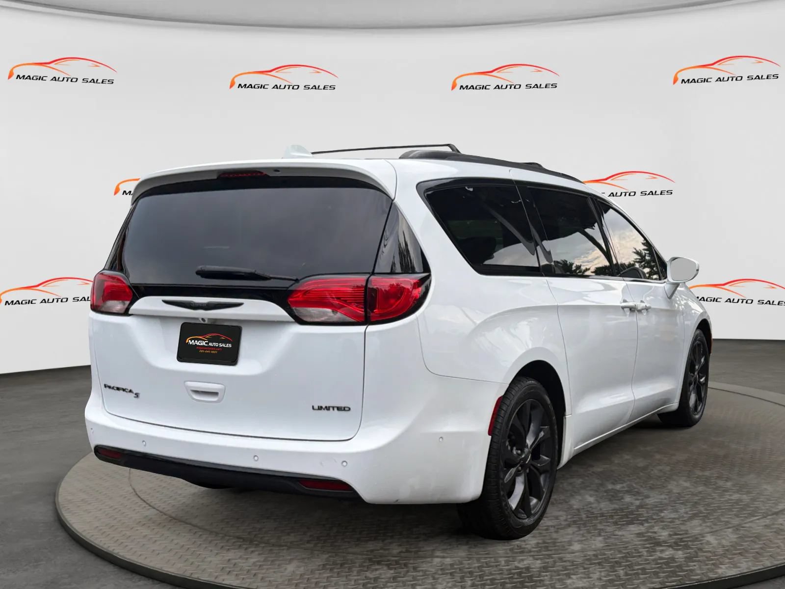 Used 2019 Chrysler Pacifica Limited w/ Advanced Safetytec Group FWD image 10