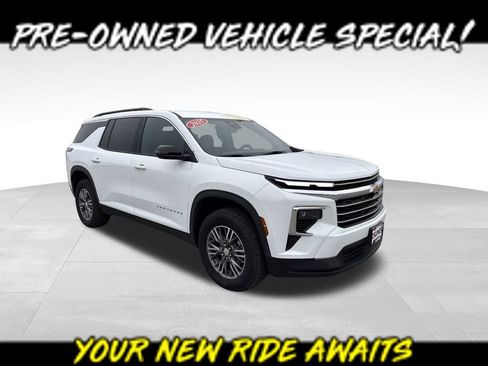 Used 2025 Chevrolet Traverse LT AWD/4WD image 1