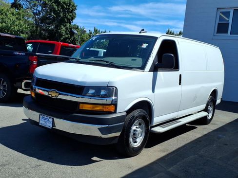 Used 2025 Chevrolet Express 2500 w/ Driver Convenience Package RWD image 3