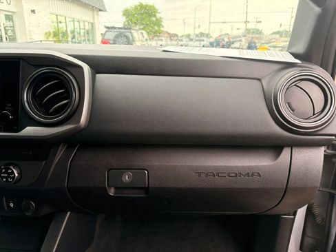 Used 2018 Toyota Tacoma TRD Off-Road w/ Technology Package AWD/4WD image 19