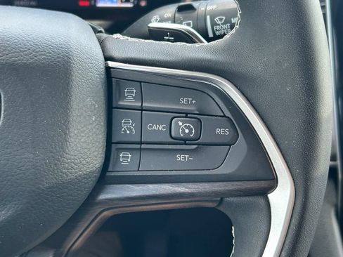 Used 2025 Jeep Grand Cherokee Limited RWD image 36