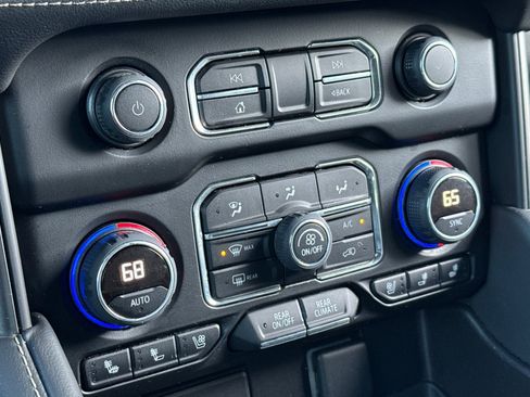 Used 2022 Chevrolet Suburban Premier image 22