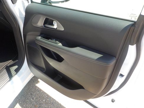 New 2025 Chrysler Pacifica Select image 16