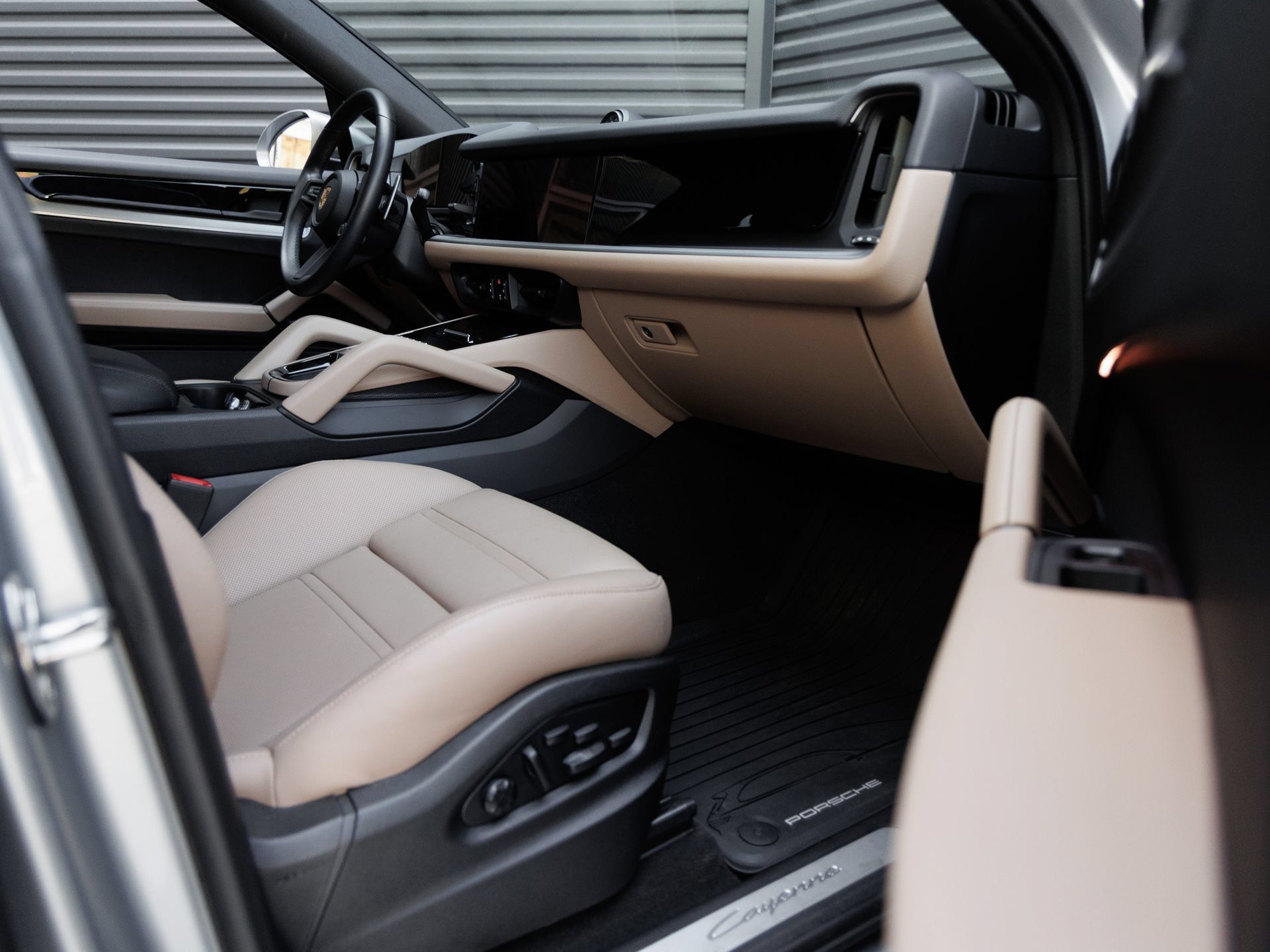 Certified 2025 Porsche Cayenne Coupe AWD/4WD image 38