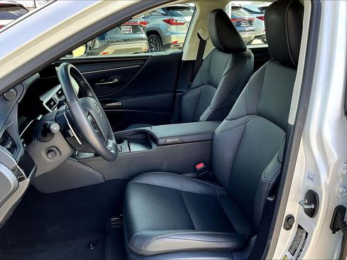 Certified 2025 Lexus ES 300h w/ Premium Package image 7