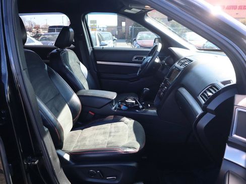 Used 2018 Ford Explorer XLT w/ Equipment Group 202A FWD image 9