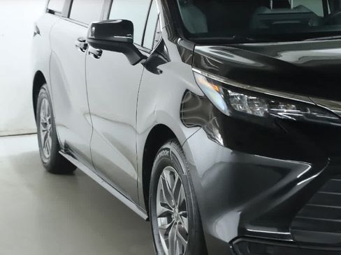Certified 2025 Toyota Sienna LE AWD/4WD image 8