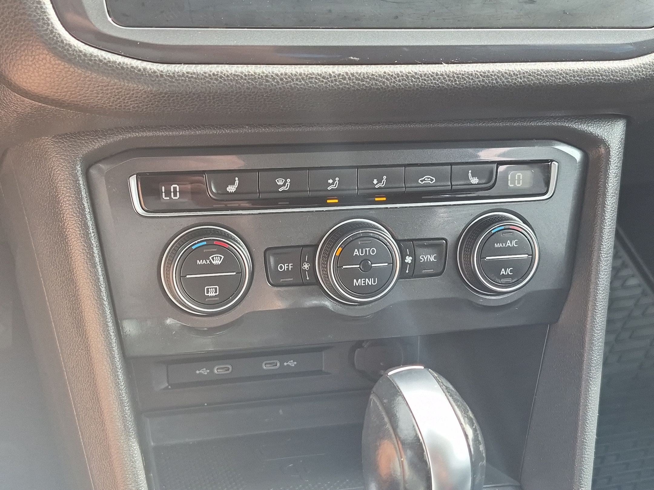 Used 2021 Volkswagen Tiguan SE AWD/4WD image 32