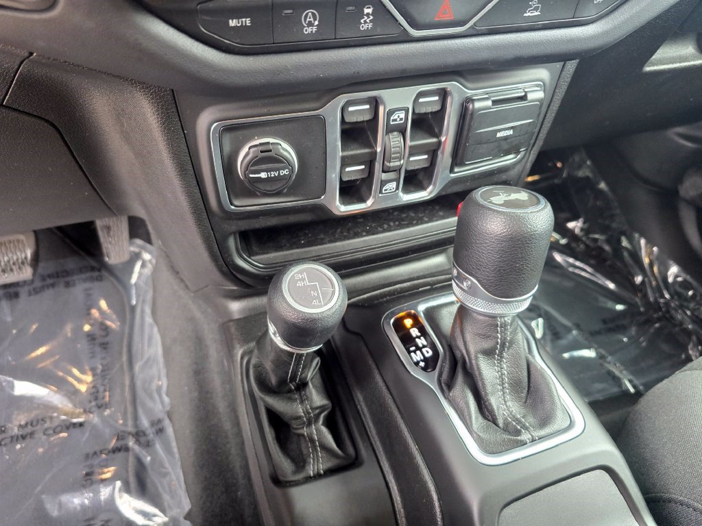 Used 2026 Jeep Wrangler Unlimited Sahara AWD/4WD image 25