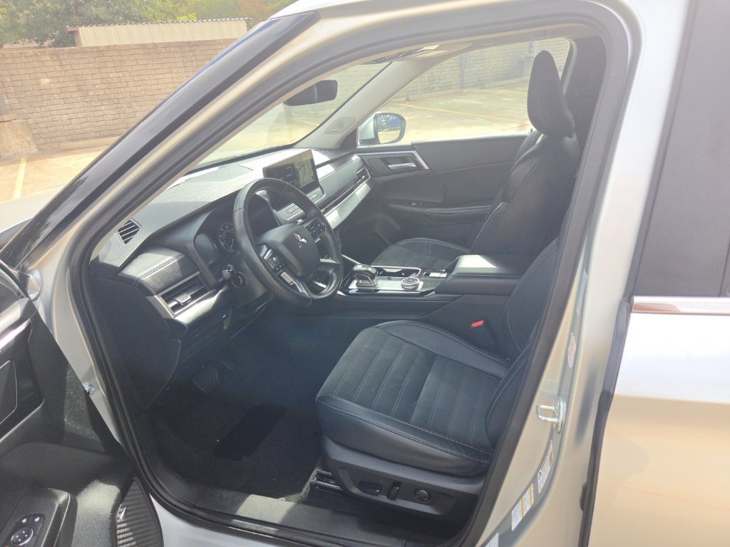 Used 2025 Mitsubishi Outlander SE AWD/4WD image 4
