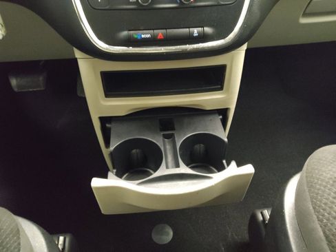 Used 2019 Dodge Grand Caravan SE w/ UConnect Hands-Free Group image 26