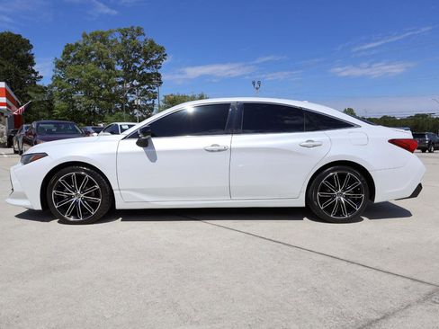 Used 2019 Toyota Avalon Touring FWD image 3