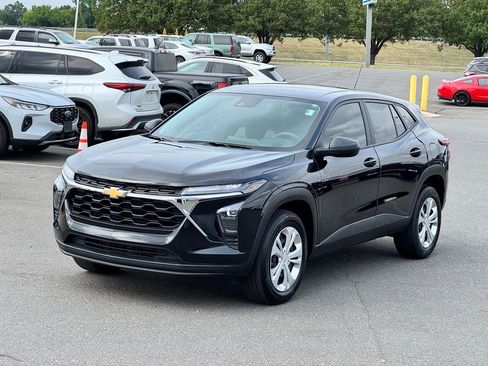 Used 2024 Chevrolet Trax LS FWD image 2