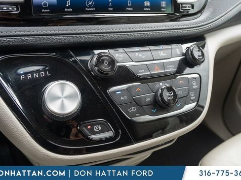 Used 2021 Chrysler Pacifica Touring-L FWD image 9