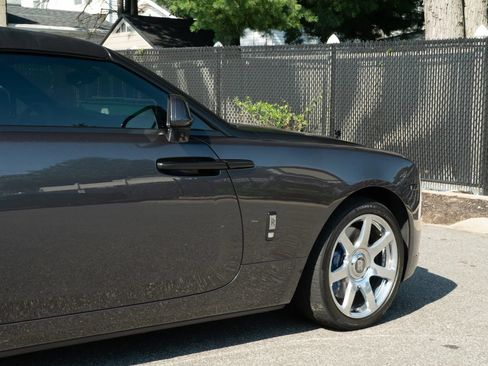 Used 2017 Rolls-Royce Dawn RWD image 33