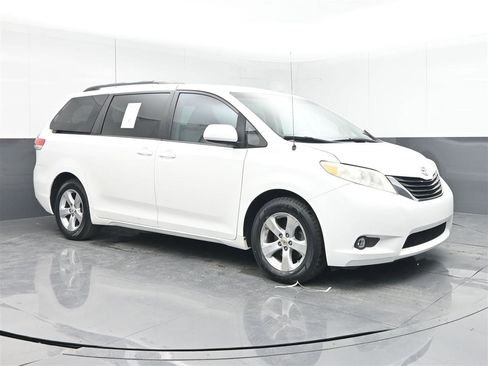 Used 2012 Toyota Sienna LE image 3