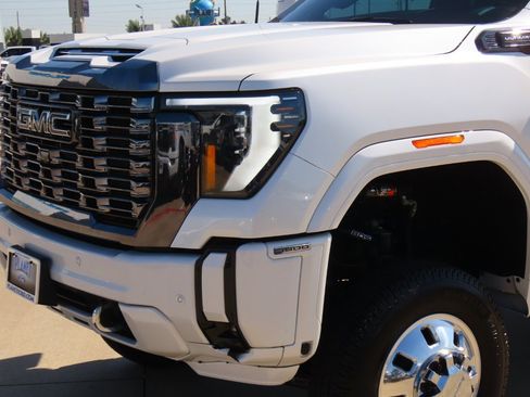 Used 2024 GMC Sierra 3500 Denali Ultimate image 2