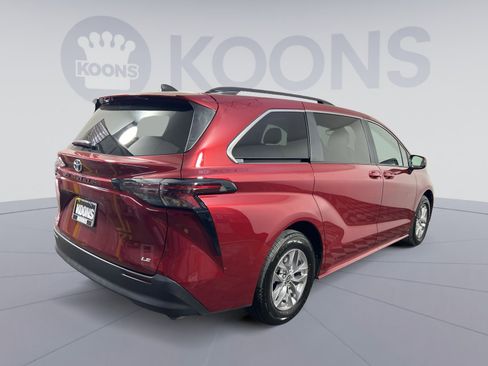 Used 2025 Toyota Sienna LE w/ LE Plus Package AWD/4WD image 7