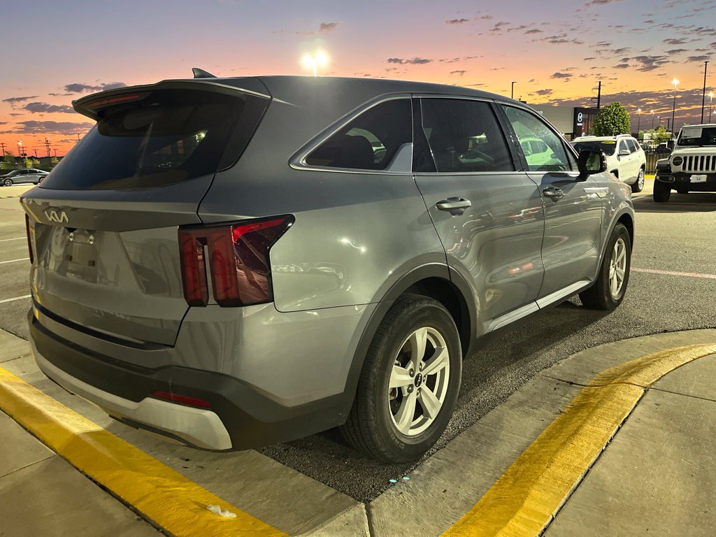 Used 2025 Kia Sorento LX FWD image 4