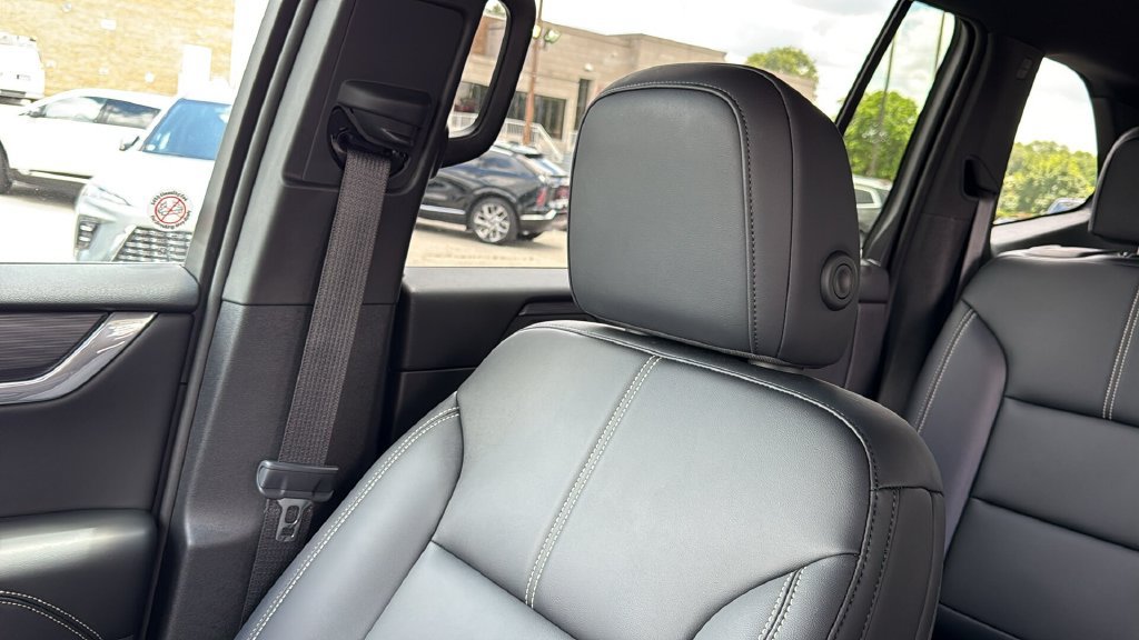 Used 2026 GMC Acadia Elevation w/ Elevation Premium Package FWD image 24