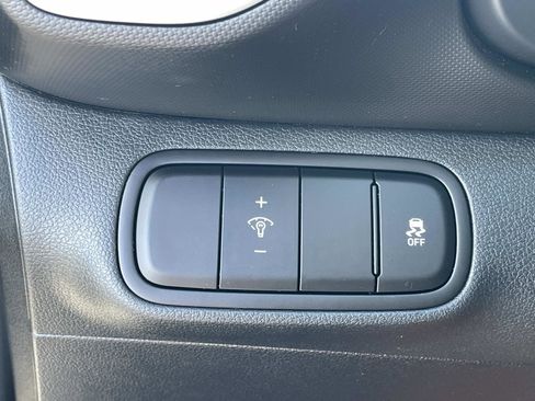 Certified 2025 Hyundai Venue SE image 18