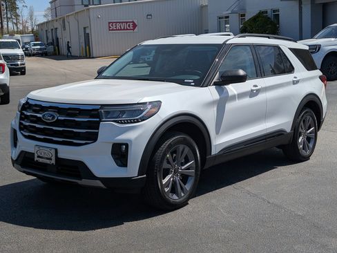 New 2026 Ford Explorer Active w/ Active Comfort Package image 2