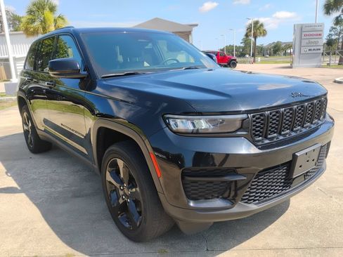 Certified 2023 Jeep Grand Cherokee Altitude AWD/4WD image 3