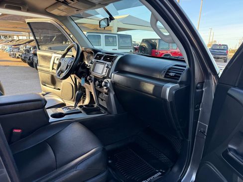 Used 2016 Toyota 4Runner SR5 image 16