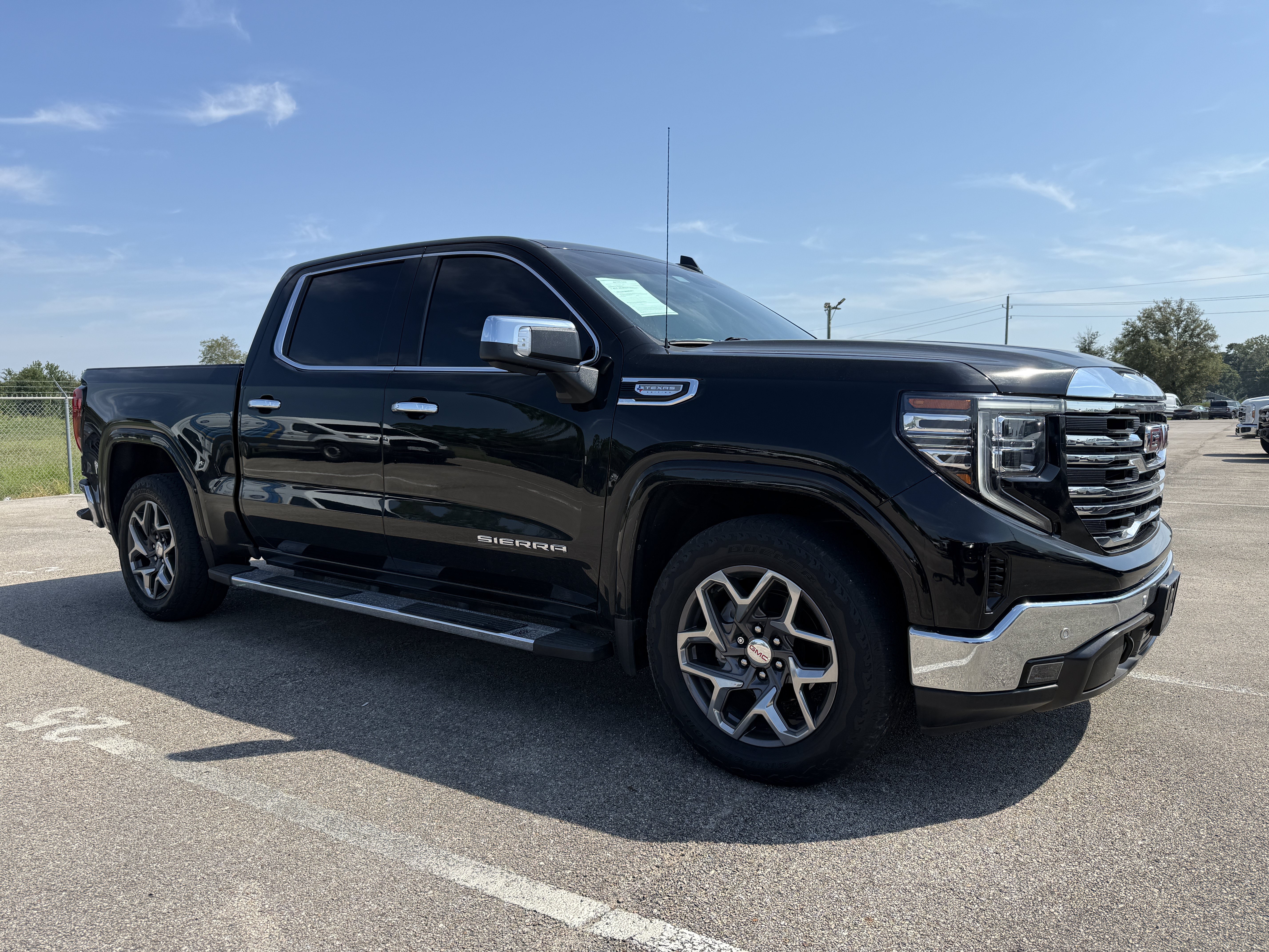 Used 2022 GMC Sierra 1500 SLT RWD image 1