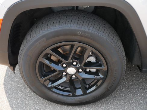 Used 2023 Jeep Grand Cherokee Laredo X AWD/4WD image 15