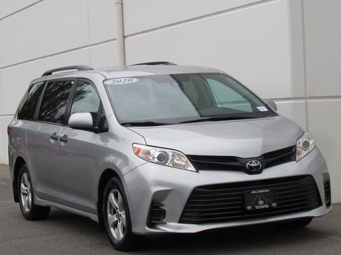 Used 2020 Toyota Sienna L FWD image 2