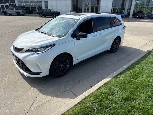 Used 2021 Toyota Sienna XSE FWD image 8