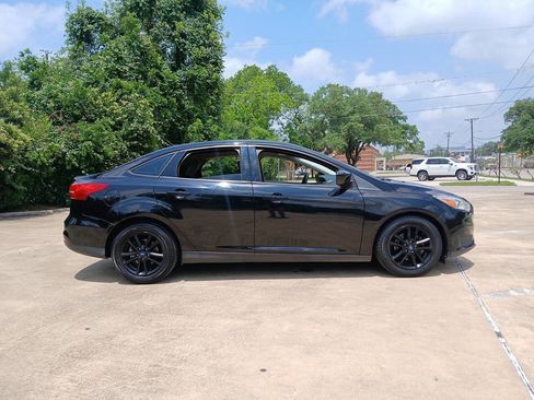 Used 2018 Ford Focus SE FWD image 3