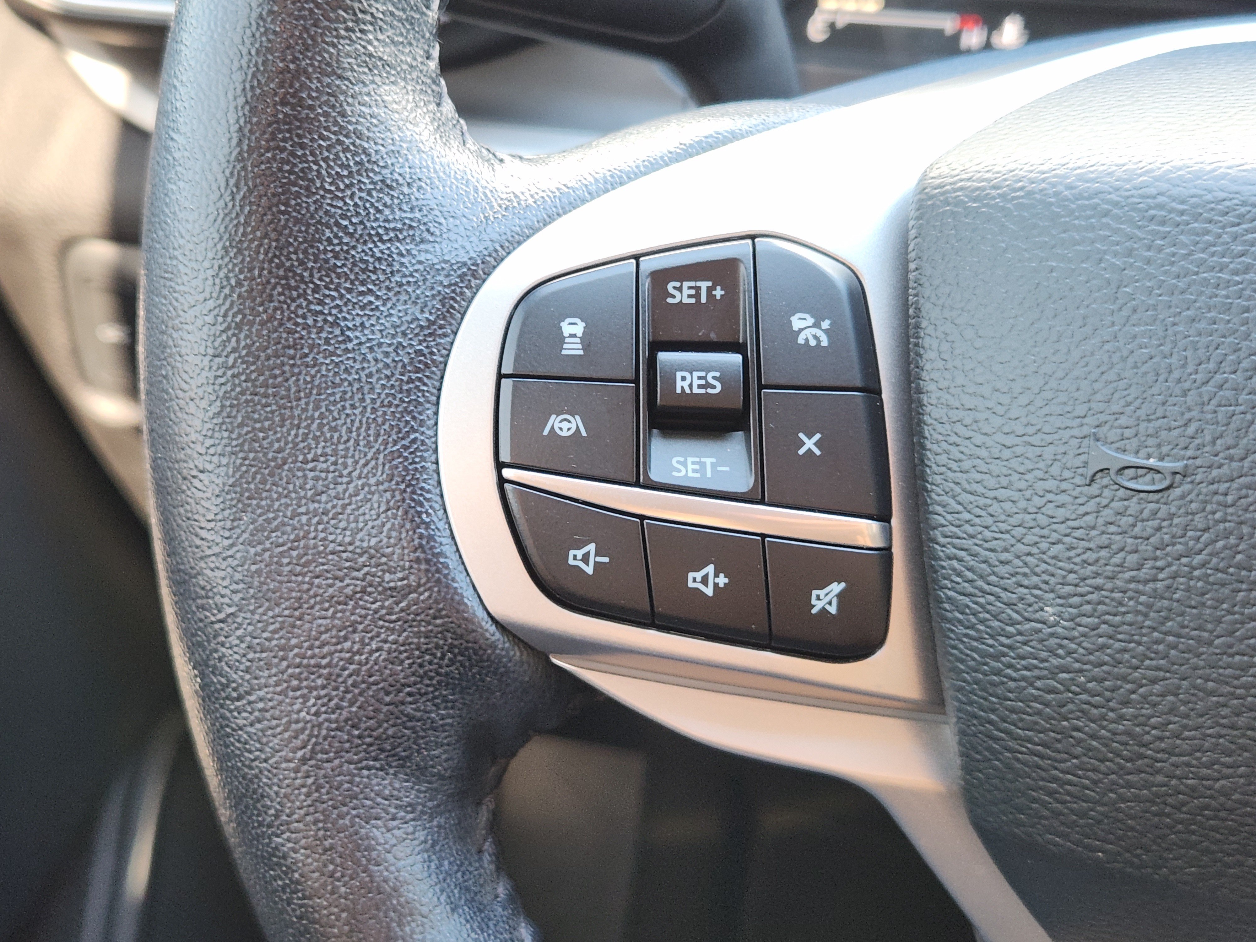 Used 2022 Ford Explorer XLT w/ Equipment Group 202A AWD/4WD image 29