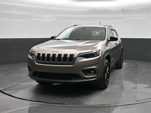 Used 2019 Jeep Cherokee Latitude Plus w/ Comfort/Convenience Group AWD/4WD image 3