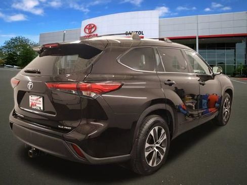 Used 2022 Toyota Highlander XLE AWD/4WD image 3