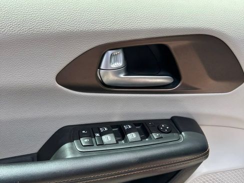 Used 2017 Chrysler Pacifica Touring-L Plus FWD image 8