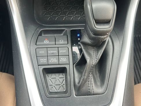 Used 2020 Toyota RAV4 LE w/ All Weather Liner Package AWD/4WD image 28