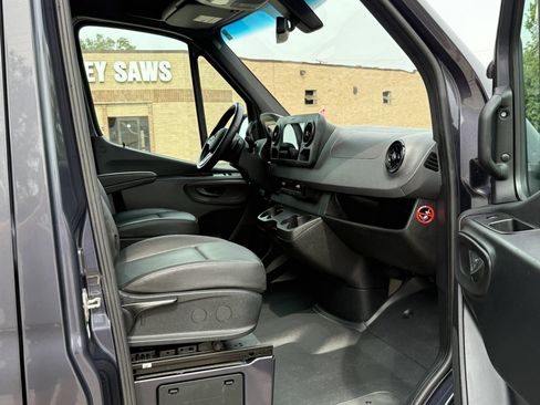 Used 2021 Freightliner Sprinter 2500 AWD/4WD image 12