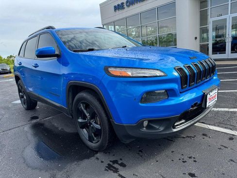 Used 2018 Jeep Cherokee Latitude w/ Altitude Package AWD/4WD image 2