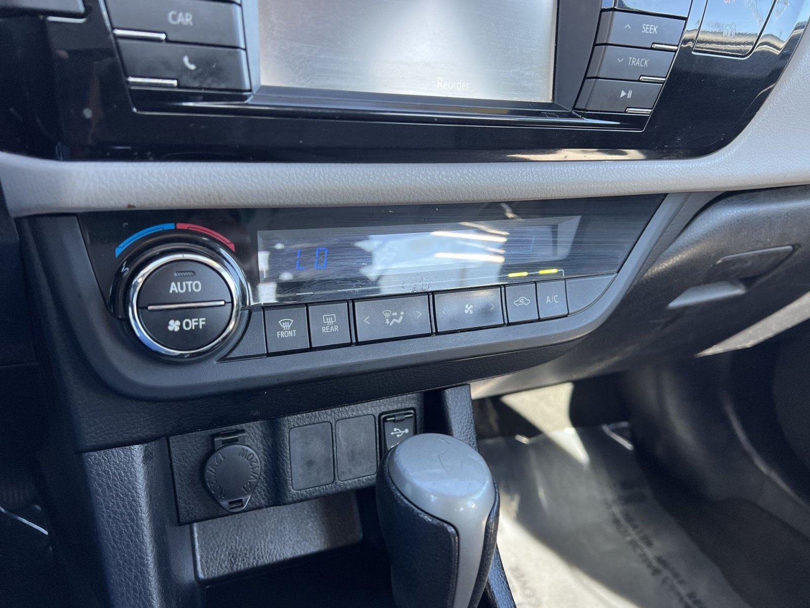 Used 2014 Toyota Corolla LE FWD image 14
