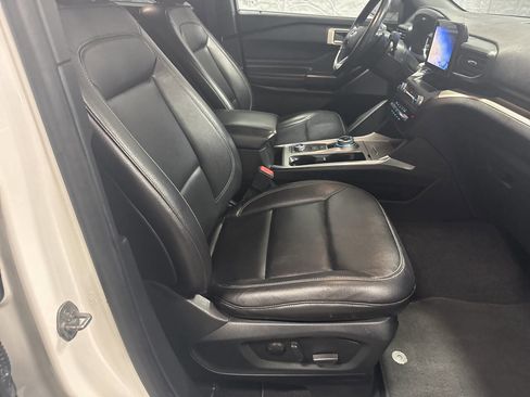 Used 2020 Ford Explorer XLT w/ Equipment Group 202A AWD/4WD image 17