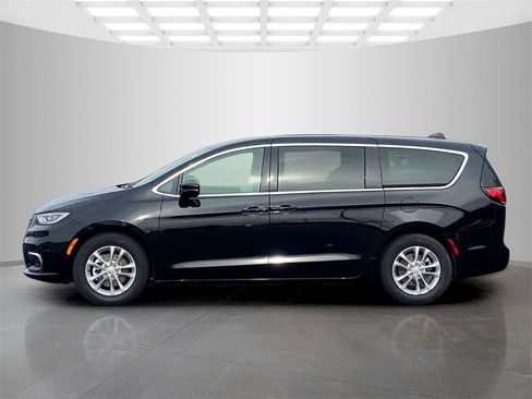 New 2026 Chrysler Pacifica Select image 2
