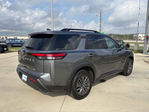Used 2024 Nissan Pathfinder SV image 8