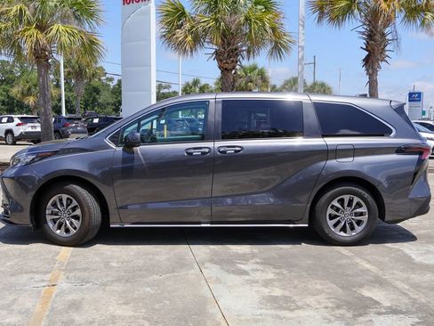 Used 2025 Toyota Sienna XLE FWD image 26