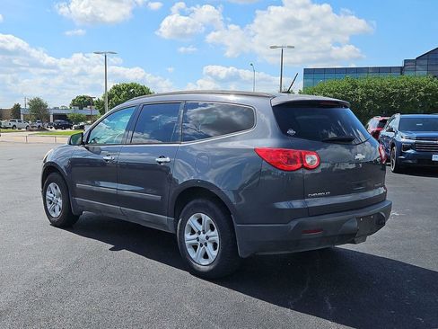 Used 2009 Chevrolet Traverse LS w/ Driver Convenience Package FWD image 4