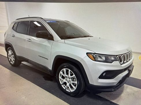 Used 2024 Jeep Compass Latitude AWD/4WD image 2
