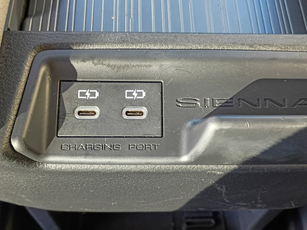 Used 2025 Toyota Sienna LE FWD image 20