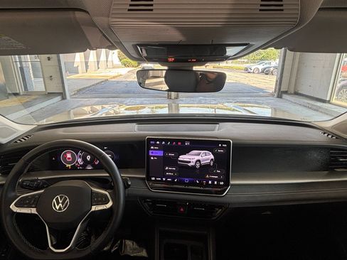 Used 2026 Volkswagen Tiguan SE FWD image 35