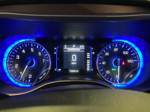 Used 2022 Chrysler Voyager LX image 16